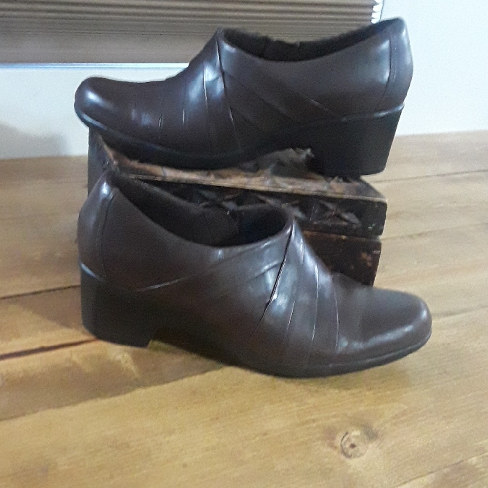 Clarks brown slip on shootie